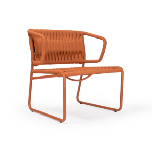 Poltrona Soho com estrutura de alumínio e revestida com Tricô Náutica e assento em Corda Náutica.